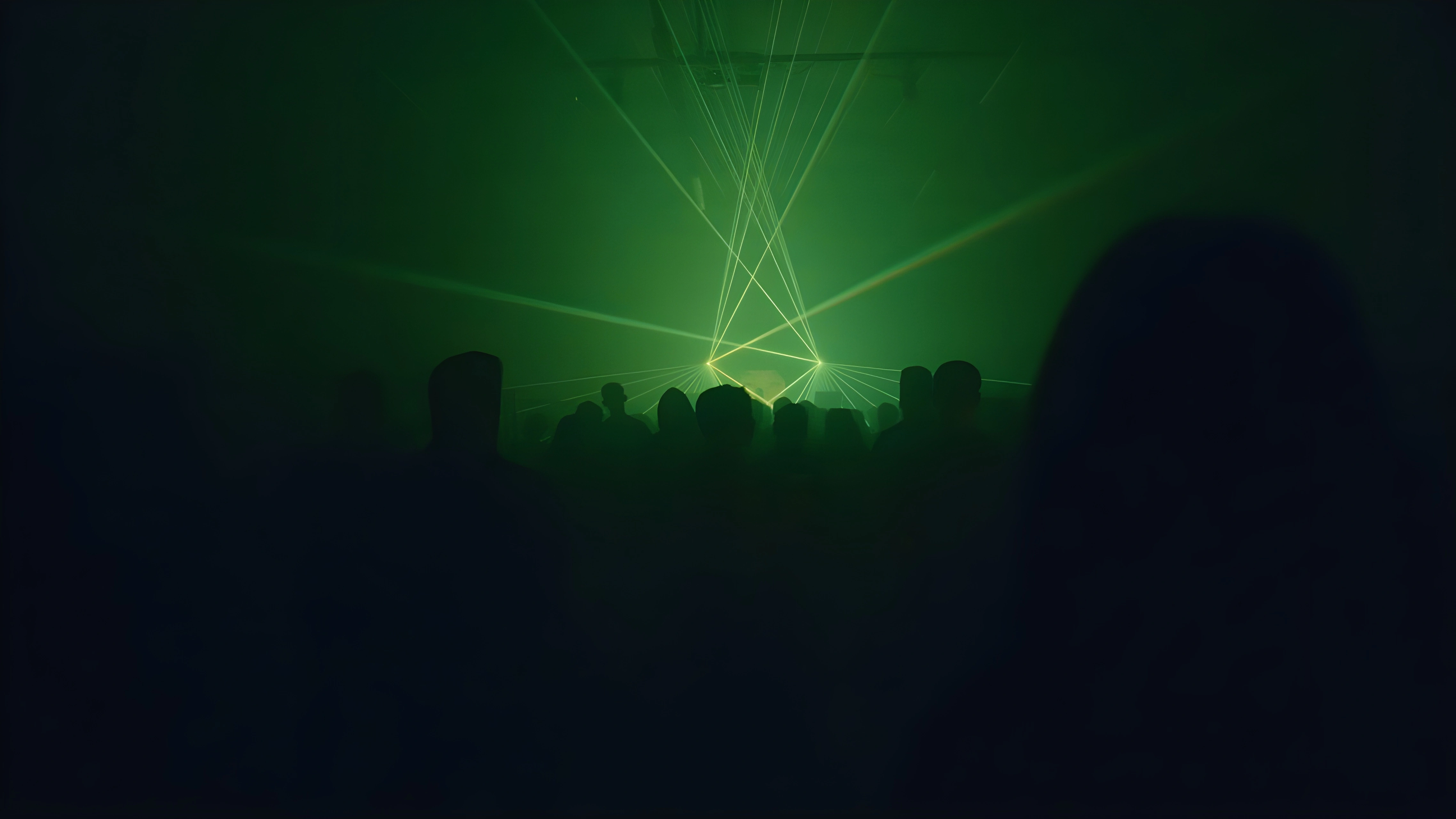 Bild von einem Techno Rave mit Laser und Licht Eventtechnik